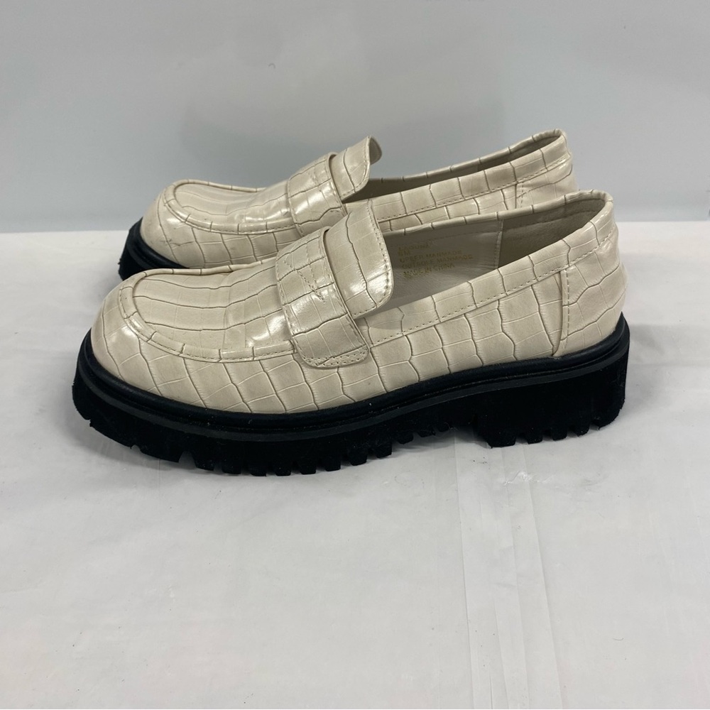 Beach by Mattisse Cream Loafers size 8M Maryjane
